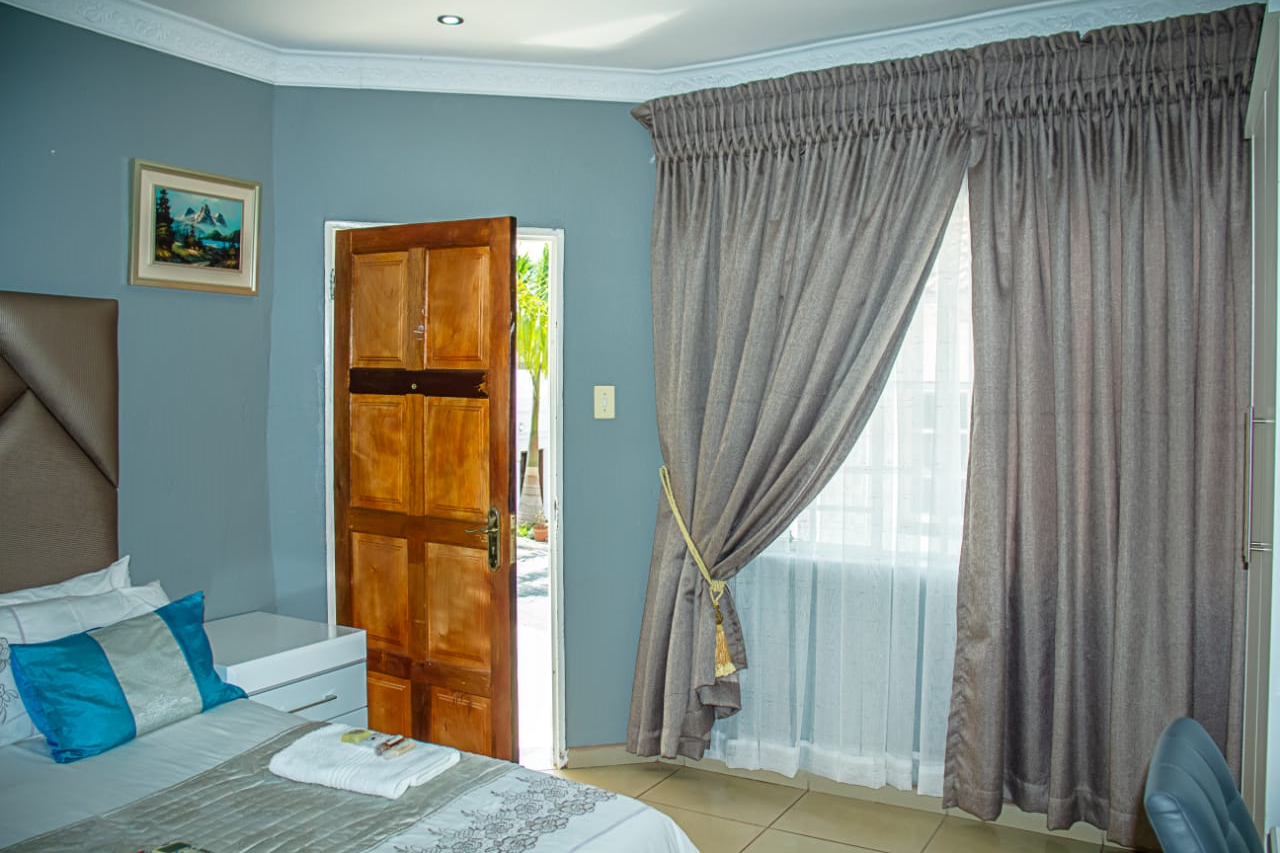 Queen room photo 1 of 3